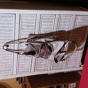 VERY NICE PURSE GREY MEDIUM SIZE, CAN BE RAISED ON THE SHOULDER OR YOU CARRY ON.